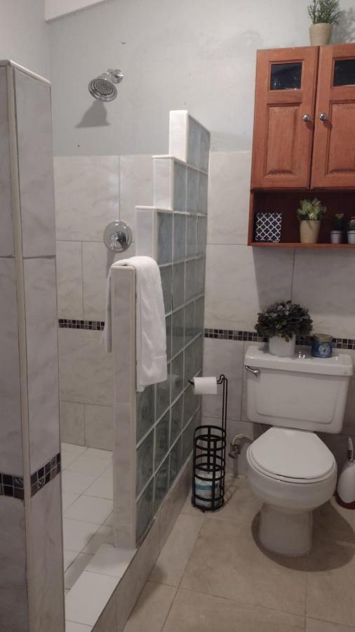 Michand Guest Apartments- Cozy One Or Two Bedroom- 5 Walk Minutes From Airport 10 Mins Drive To Oistins Or Beach Christ Church Exterior foto