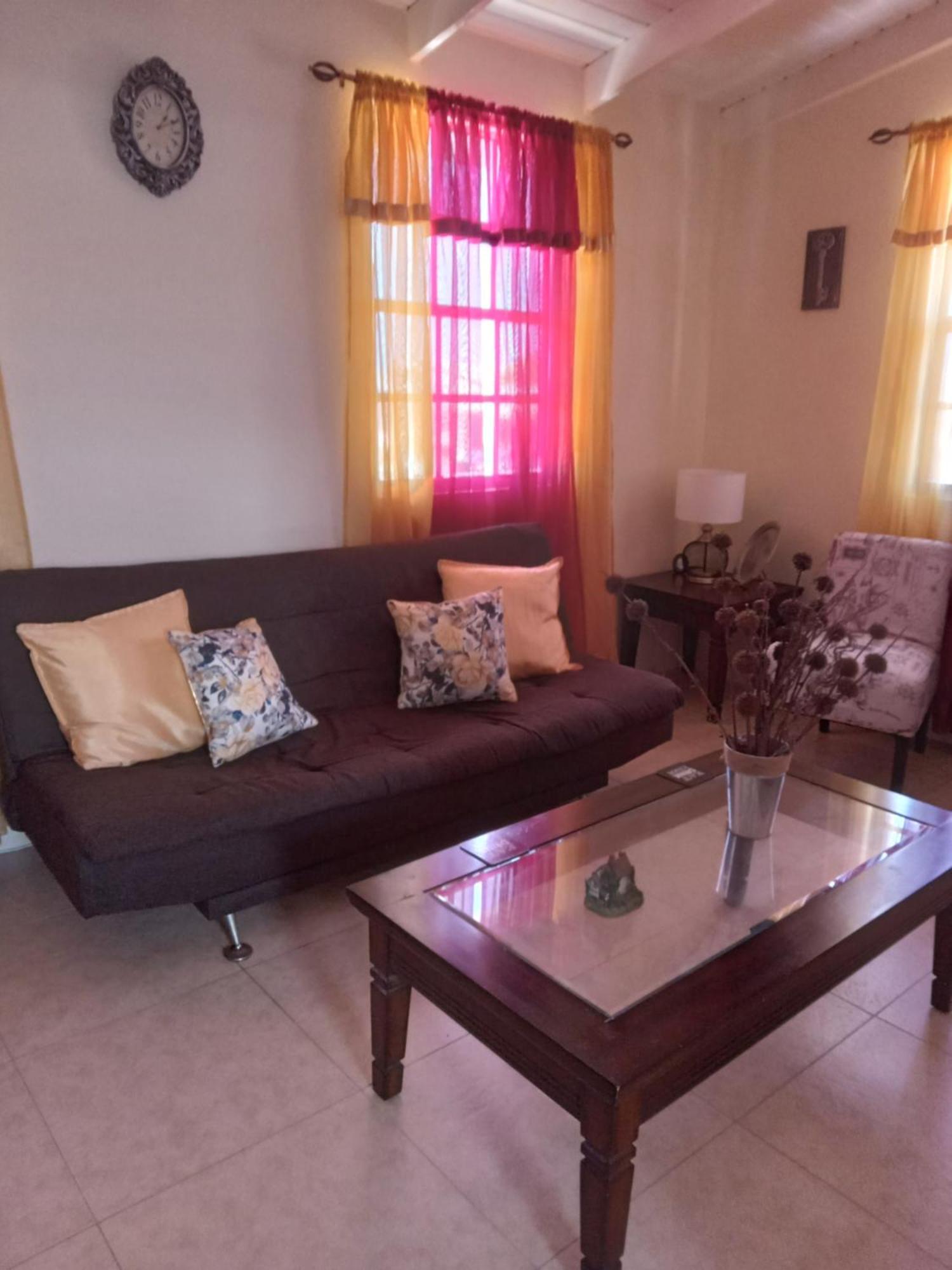 Michand Guest Apartments- Cozy One Or Two Bedroom- 5 Walk Minutes From Airport 10 Mins Drive To Oistins Or Beach Christ Church Exterior foto