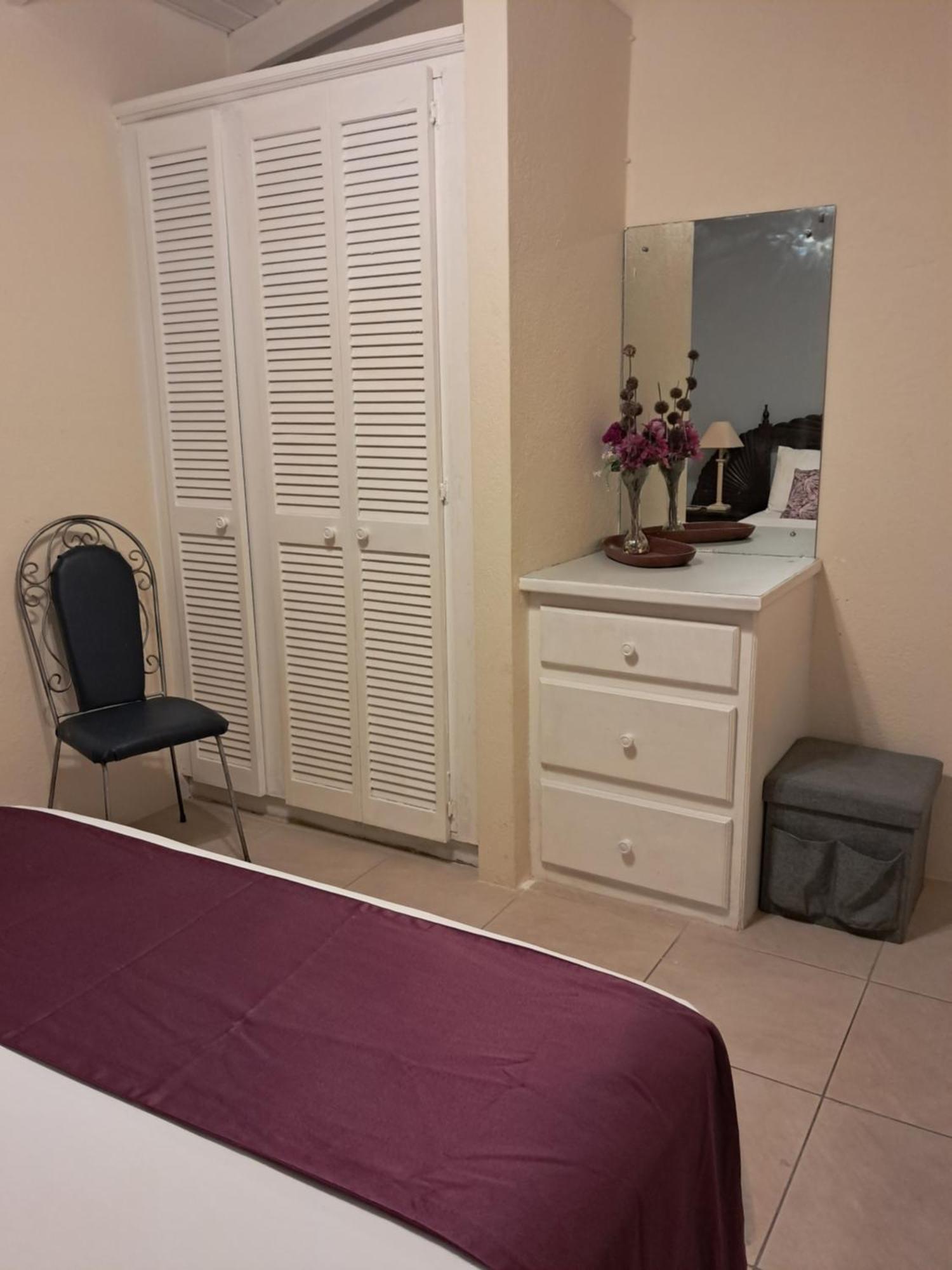 Michand Guest Apartments- Cozy One Or Two Bedroom- 5 Walk Minutes From Airport 10 Mins Drive To Oistins Or Beach Christ Church Exterior foto