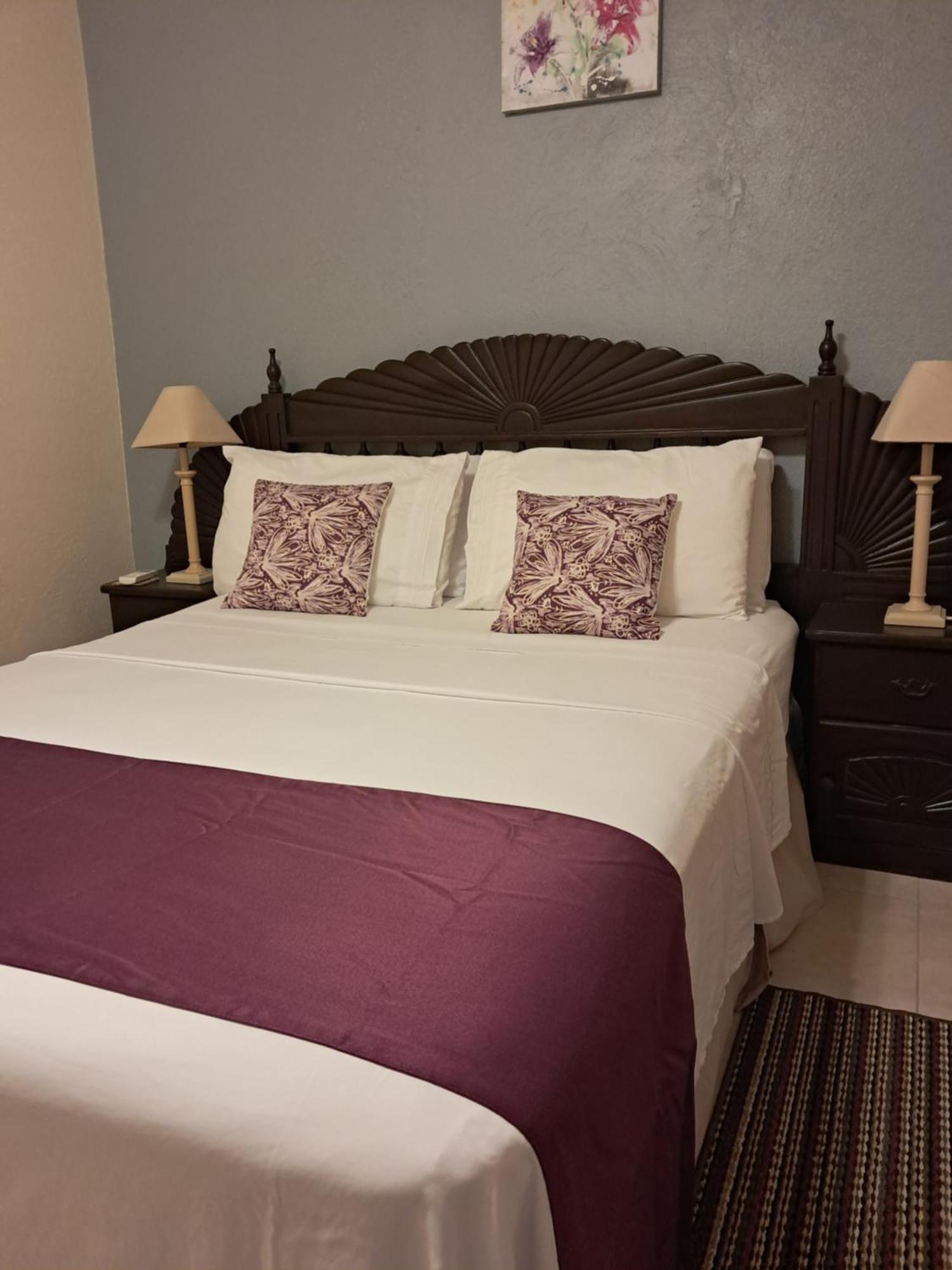Michand Guest Apartments- Cozy One Or Two Bedroom- 5 Walk Minutes From Airport 10 Mins Drive To Oistins Or Beach Christ Church Exterior foto