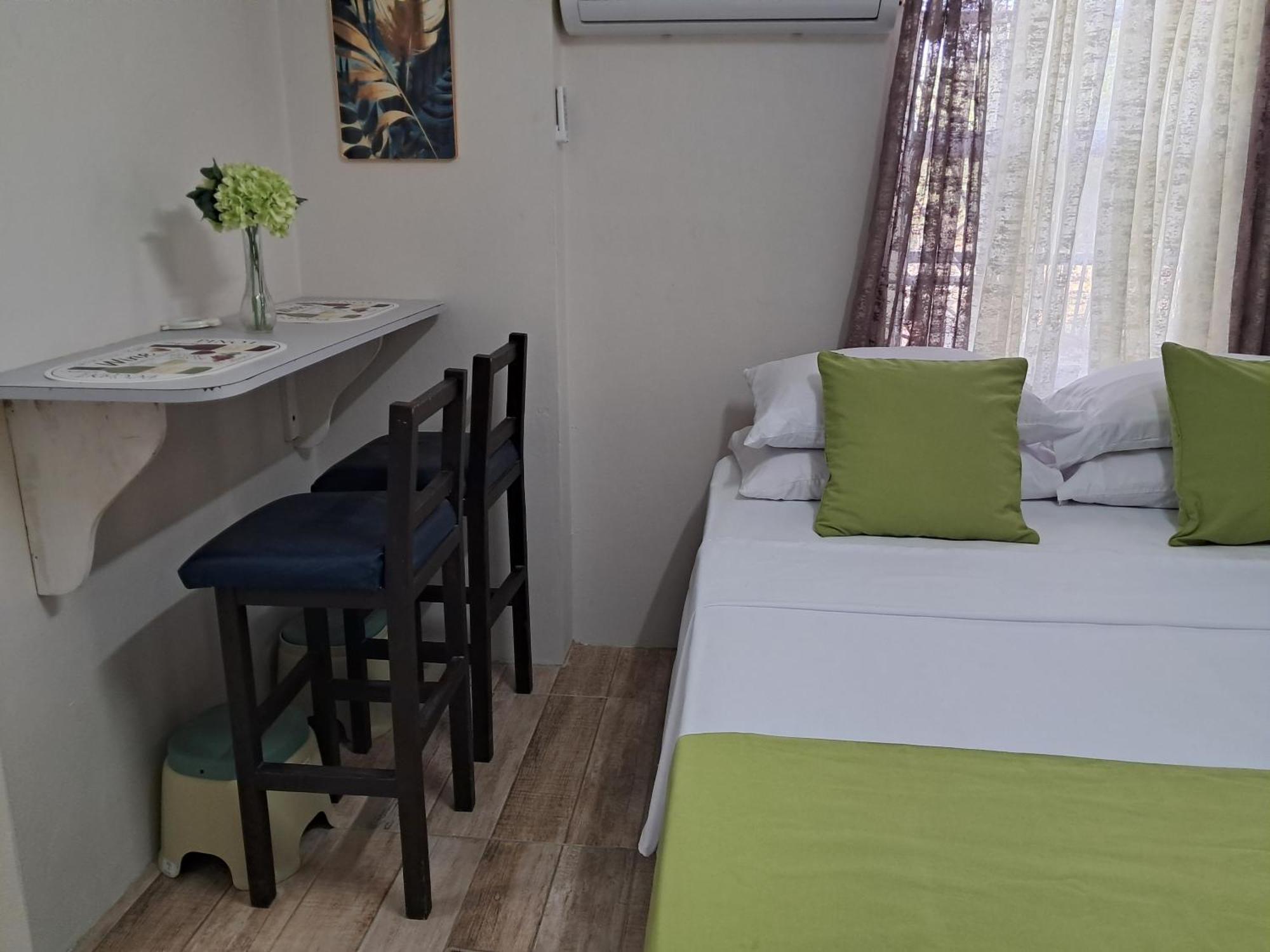 Michand Guest Apartments- Cozy One Or Two Bedroom- 5 Walk Minutes From Airport 10 Mins Drive To Oistins Or Beach Christ Church Exterior foto