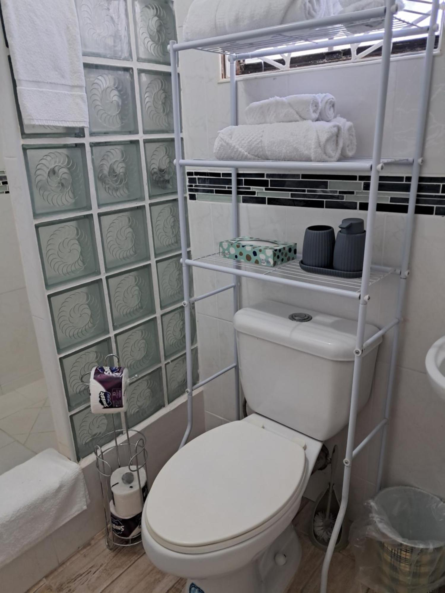 Michand Guest Apartments- Cozy One Or Two Bedroom- 5 Walk Minutes From Airport 10 Mins Drive To Oistins Or Beach Christ Church Exterior foto
